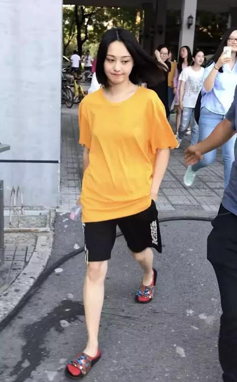 郑爽的剧照来了,感觉没有变胖,穿着拖鞋拍戏太任性!