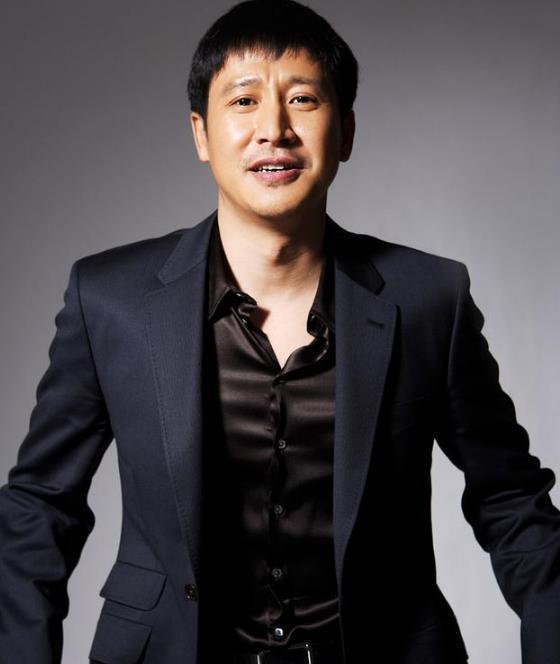 为生计曾在歌厅卖唱,凭《士兵突击》红遍大江南北,娶上戏校花