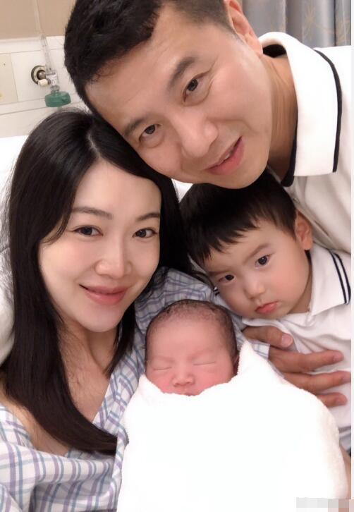 港姐叶翠翠宣布二胎儿子出生,8斤1两,非常健康