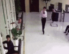 搞笑图片gif:哥们儿你是给那些被揩油的妹子报仇的么?