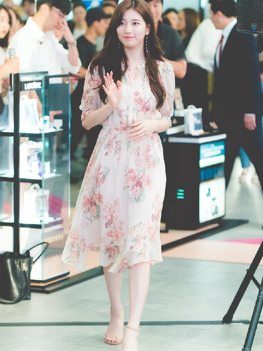 裴秀智现身机场, 黑西装配短裙, 居然没有大花裙显瘦!