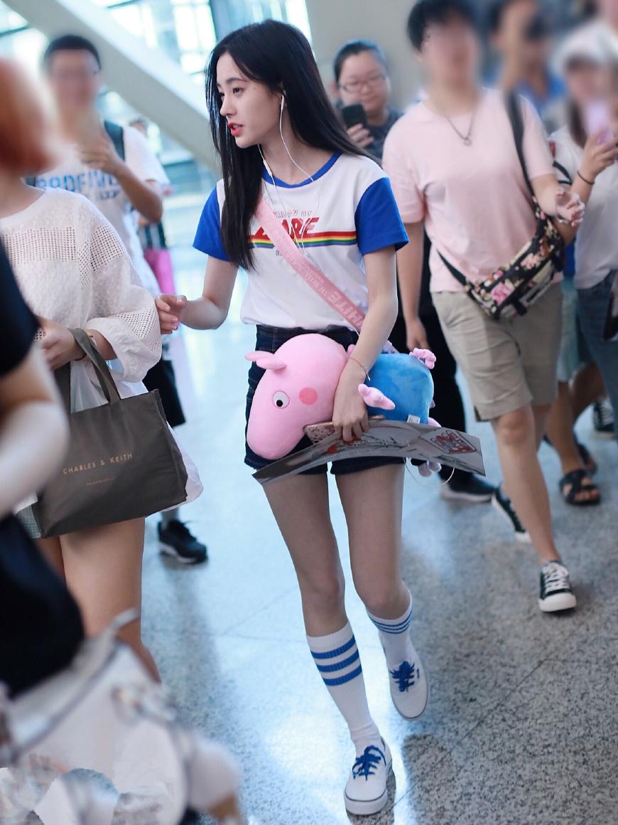 鞠婧祎身高只有159cm却也能穿出大长腿原来是热裤搭的好