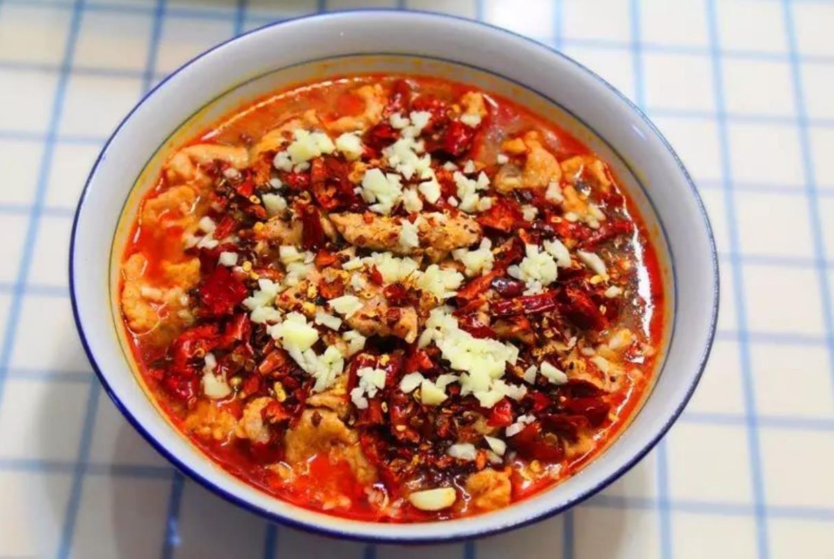 特色传统川菜水煮牛肉的做法肉片嫩滑易嚼麻辣味厚汤红油亮