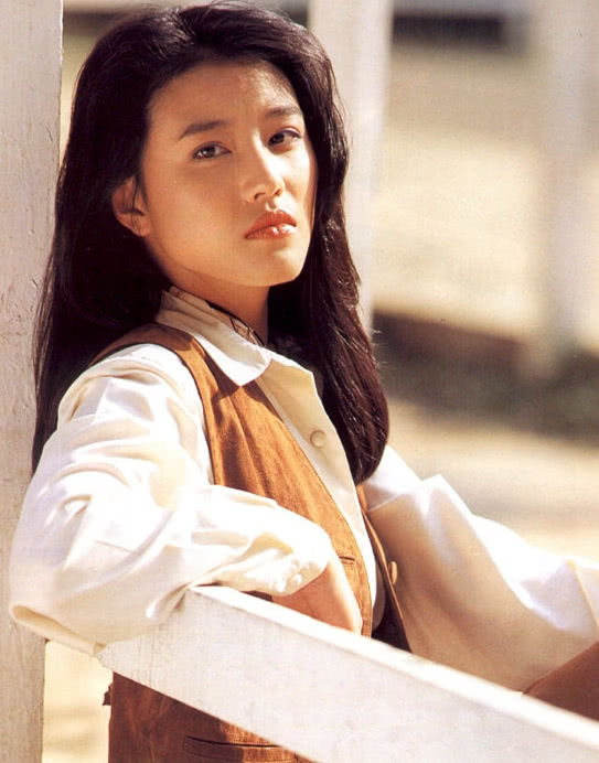 她曾让整个香港疯狂,因皮肤病遭富豪抛弃,如今51岁活得很自在