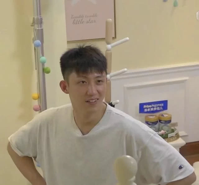 最近的黄景瑜人气飙升,参加综艺节目素颜的他更是圈粉无数