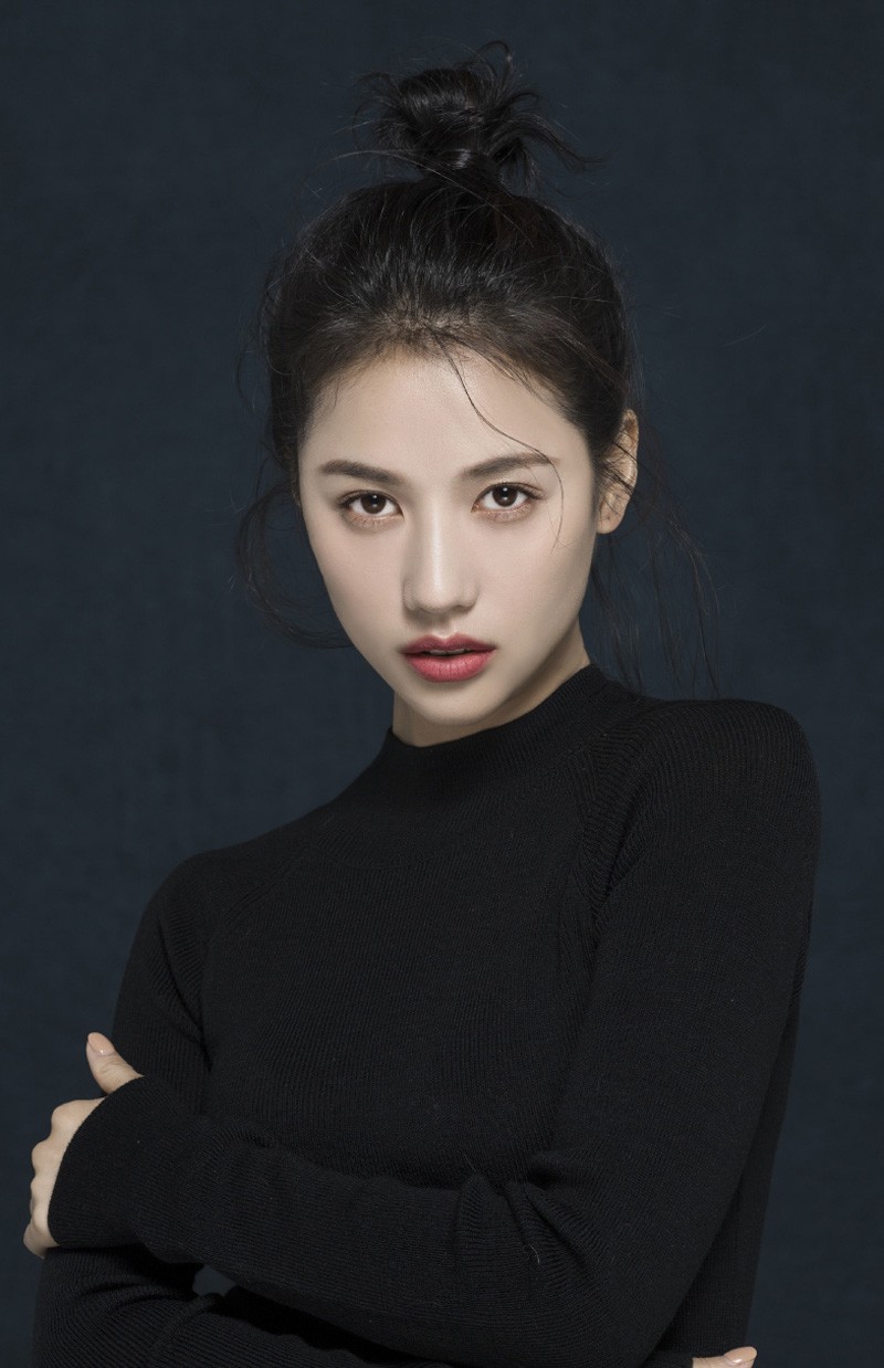 董琦优雅写真 开启文艺式优雅路线