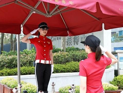 实拍高档小区美女保安: 月薪6000, 服务意识极强, 业主直呼很满意