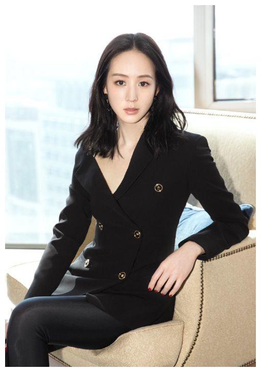 张钧甯白色西装套装腰带大气时尚上演女版霸道总裁