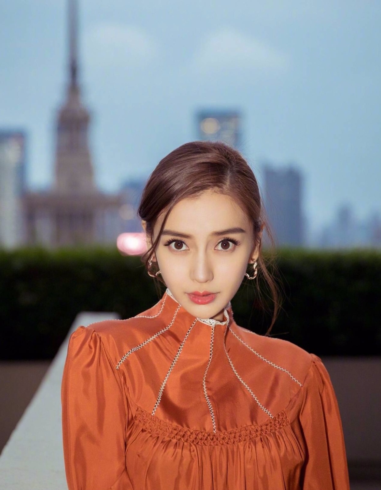 angelababy街拍超美,网友称:"又变脸,越来越像赵薇!