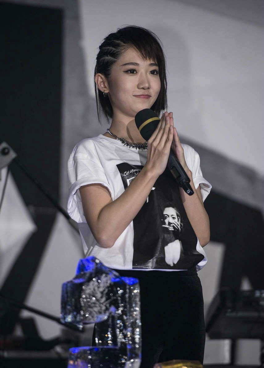 快女洪辰娇小的身体却拥有极具爆发性的高亢嗓音