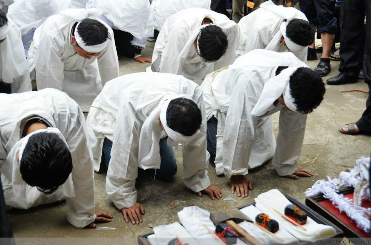 母亲去世一个月父亲就再婚,俺带老公去闹场,看见继母俺怒扇老公