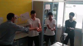 去年结婚,到媳妇儿家迎亲,到了丈母娘家,要给媳妇献花,我给她,她还不