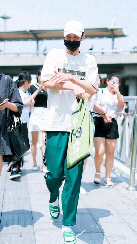 梁靖康,显示出来的气质特别小清新,白色的短袖搭配绿色的运动裤,脚上