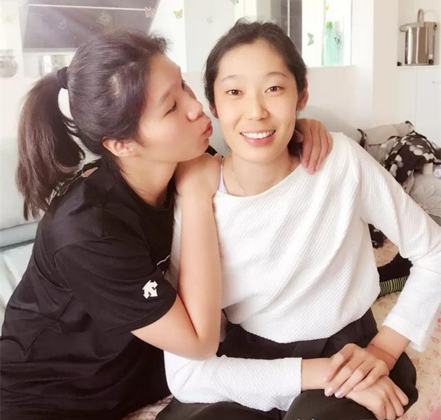 国际排联隔时空送朱婷回中国女排全家福,一点令球迷折服
