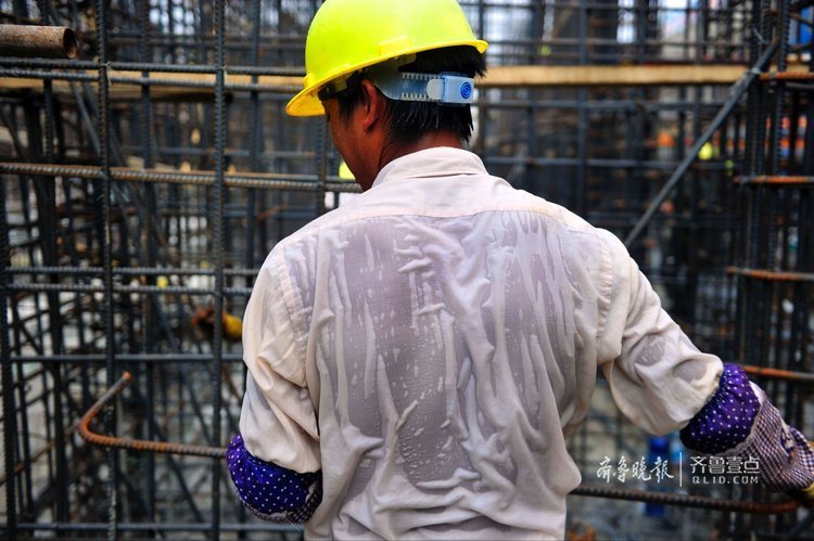 速写高温下那些冒着酷暑建设城市的工人身影