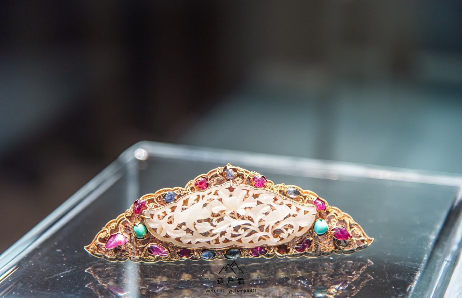 湖北省博物馆藏明代金累丝镶宝石青玉镂空双鸾鸟牡丹头簪