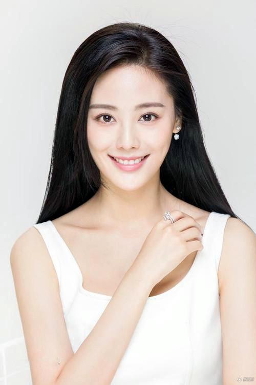 与凤凰一样,出身于品花楼,绝色名花榜上的美人,扮