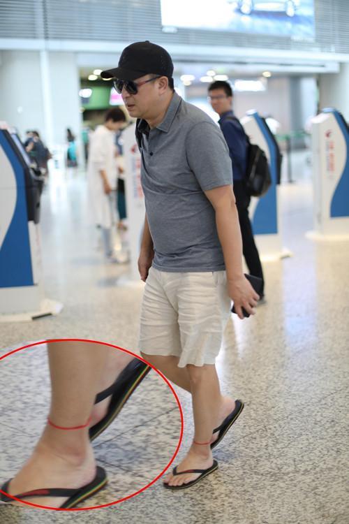 男神张嘉译本命年脚踝系红绳,走路时猫腰驼背更严重,让人心疼!