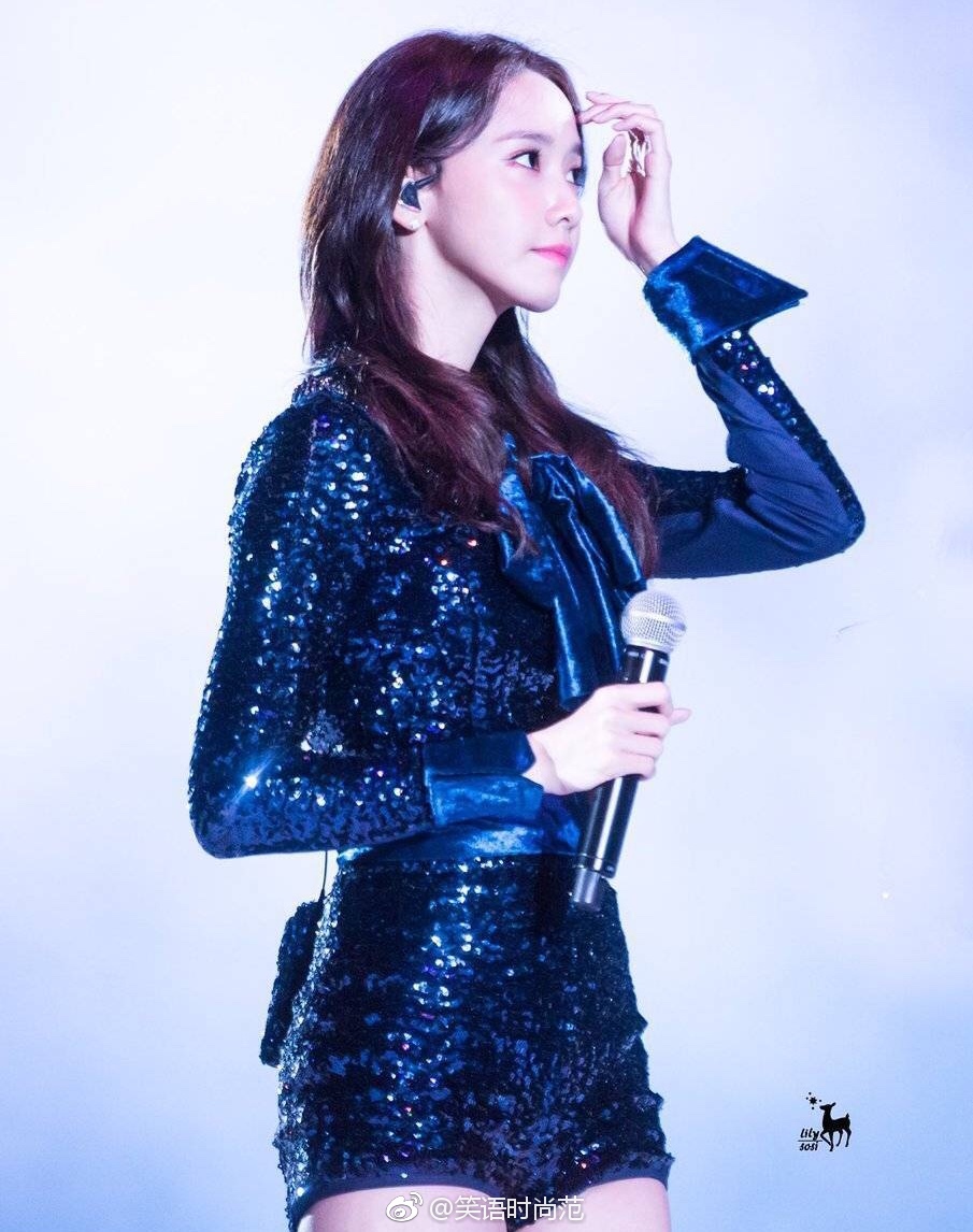 舞台上的林允儿抓拍,俏皮可爱,美的发光.