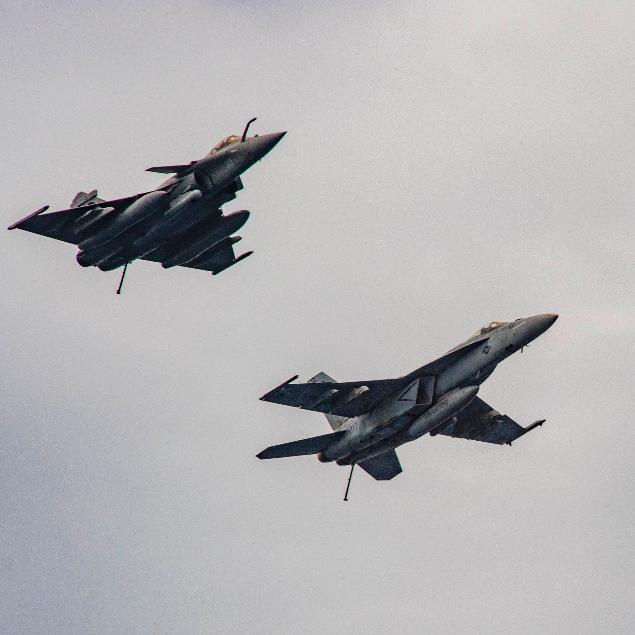 美国和法国海军舰载机组成的混合编队飞跃美国海军乔治hw布什