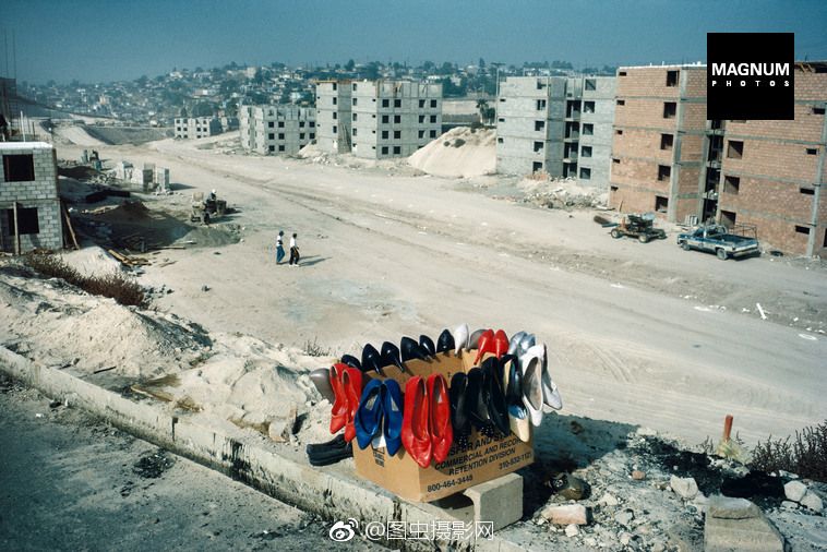 月 3 日 12:00,你就能以 100 美元的价格,带走一幅来自玛格南图片社