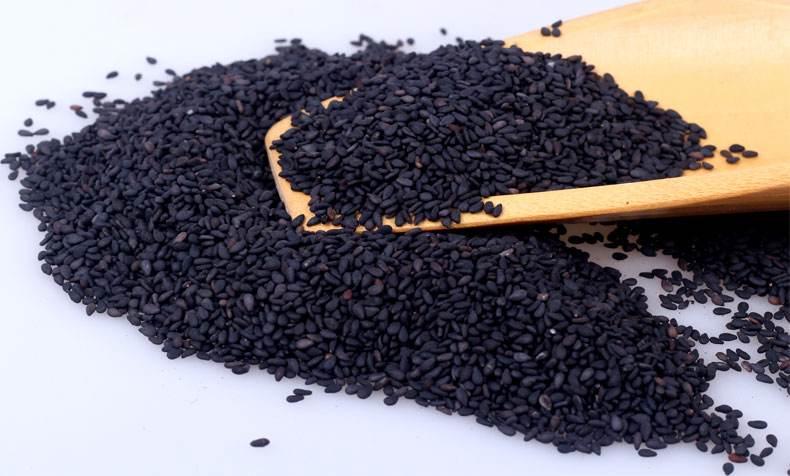 每天晚上睡前坚持嚼一把生黑芝麻,尽量细嚼分小口多次咽下,坚持吃几天