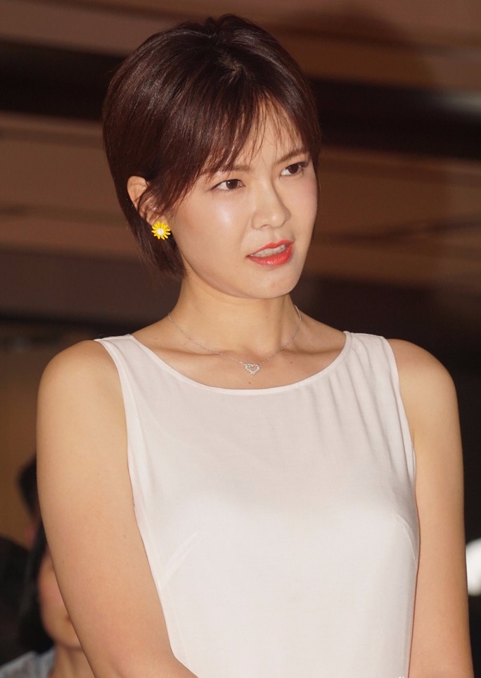 她的小粗腿很抢镜,以前有李艾的机场照曝光,发现她一笑眼睛都没有了