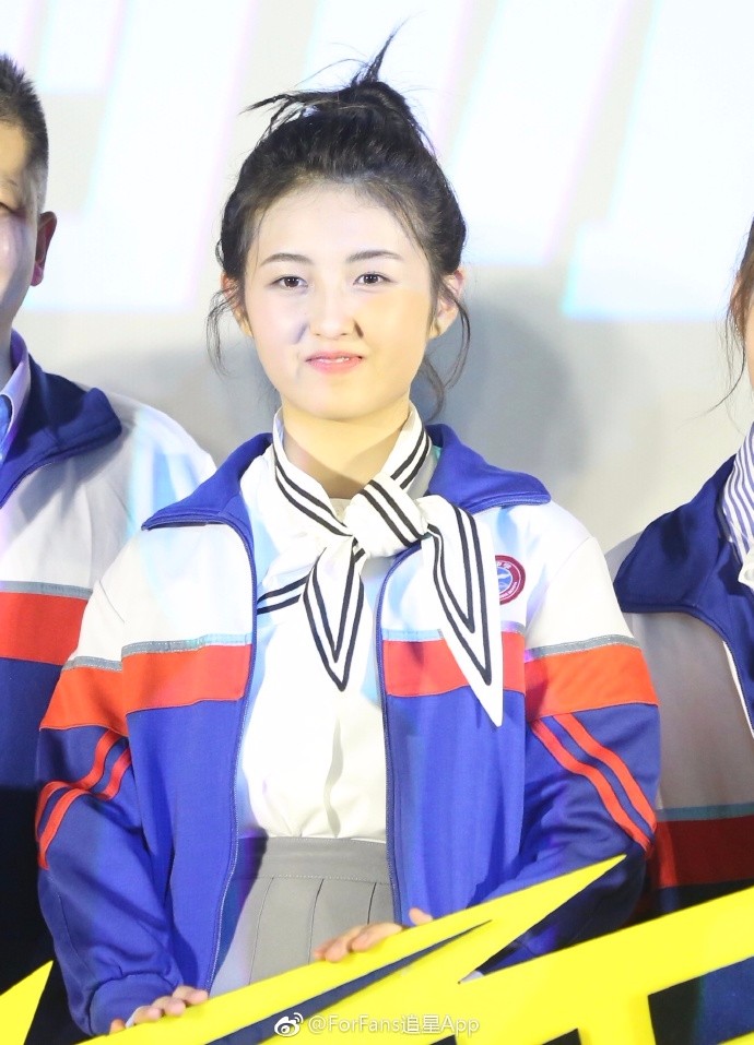 张子枫穿校服亮相《快把我哥带走》发布会,面带微笑比剪刀手卖萌