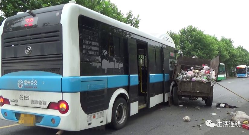 事发常州:公交车拖拉机"狭路相逢",两败俱伤