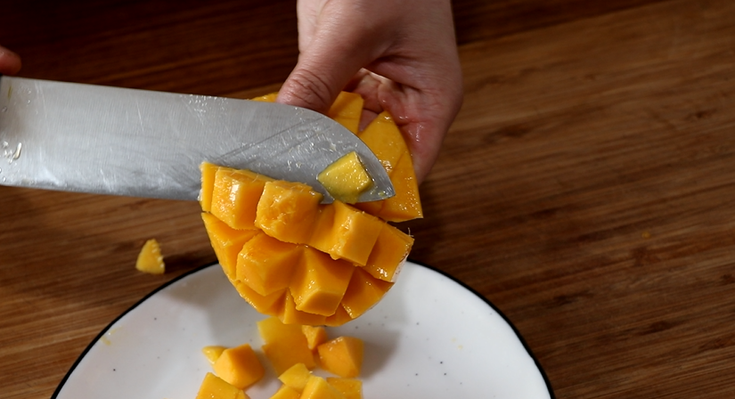 做法:草莓,芒果,即食麦片,可可粉,淡奶油,装饰饼干,薄荷,糖.