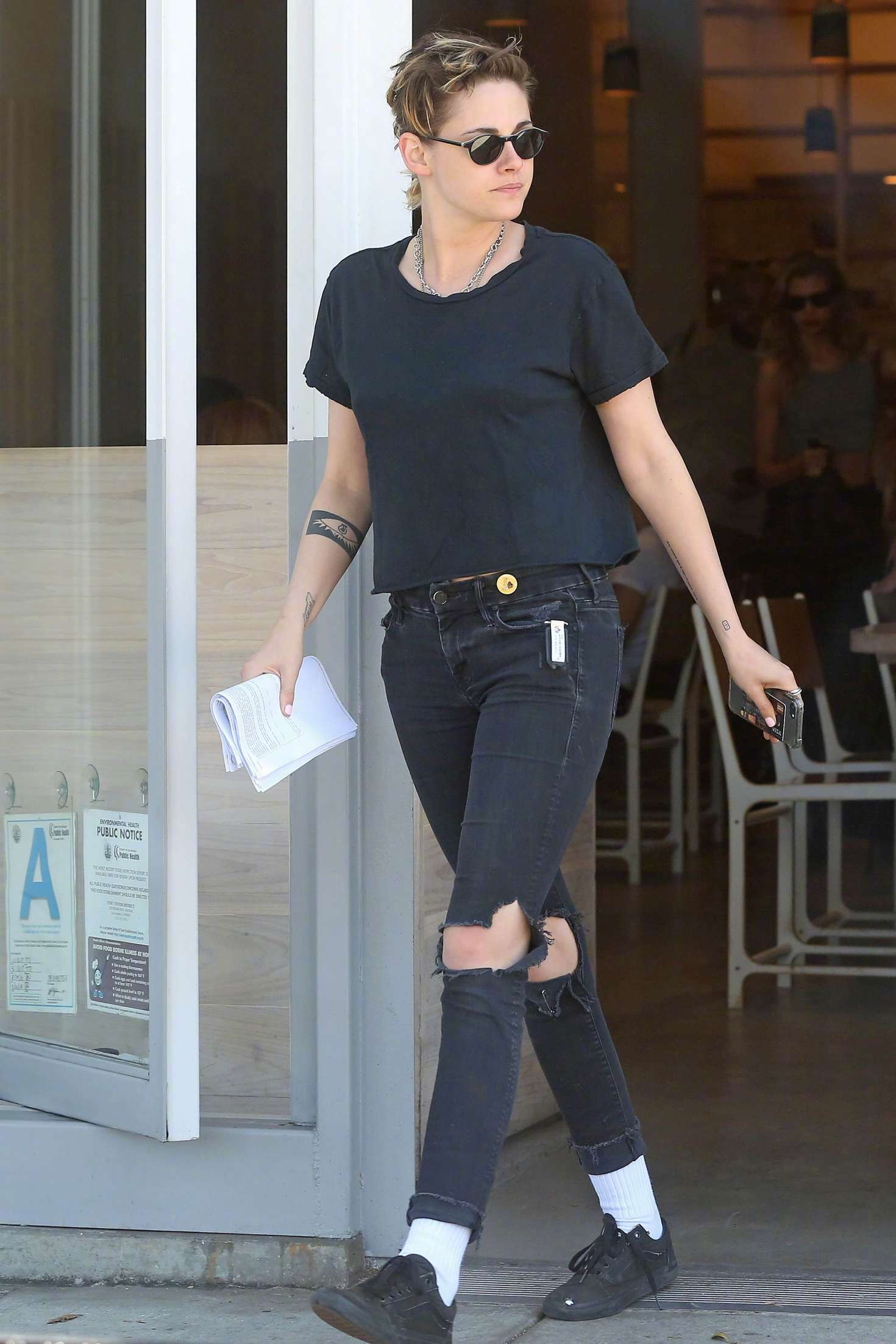 kristen stewart 和女友stella maxwell 在silver lake 的一家vintage