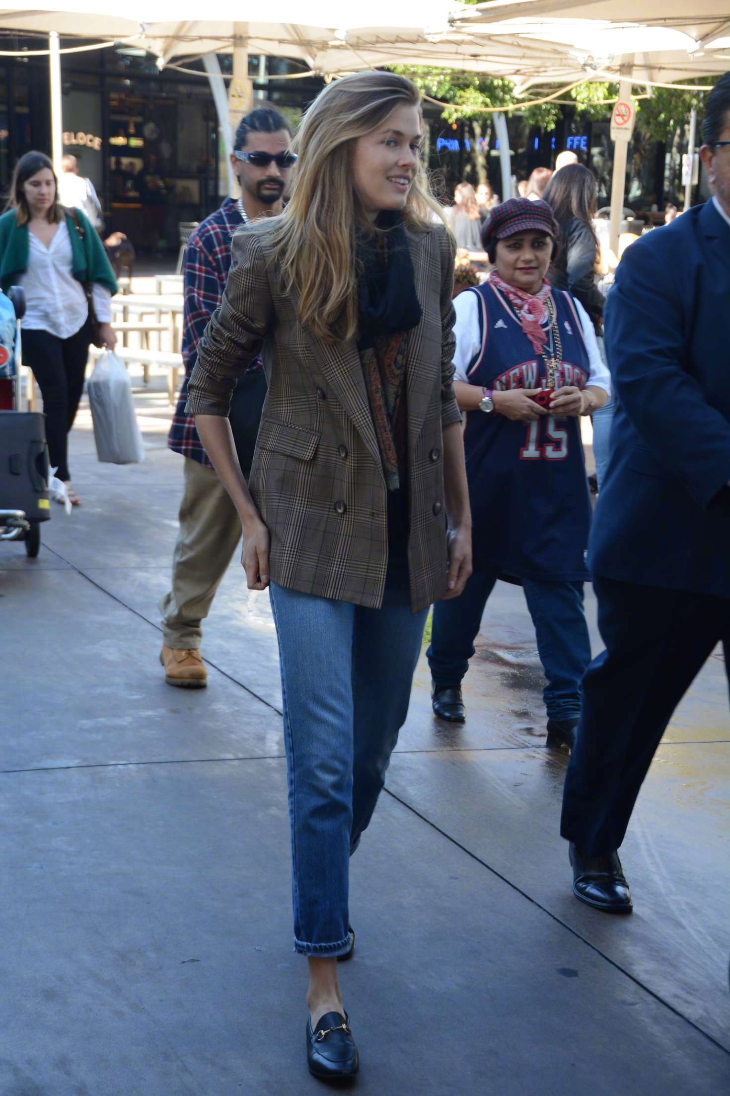 澳大利亚模特 victoria lee 身穿格纹西装下搭牛仔裤抵达悉尼机场被拍