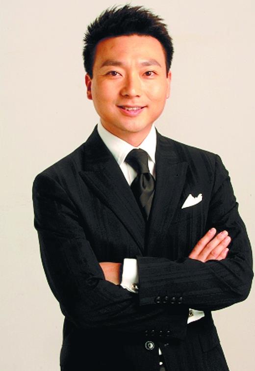 他是央视著名主持,结婚至今仍无子嗣,如今北京买不起房仍租房住