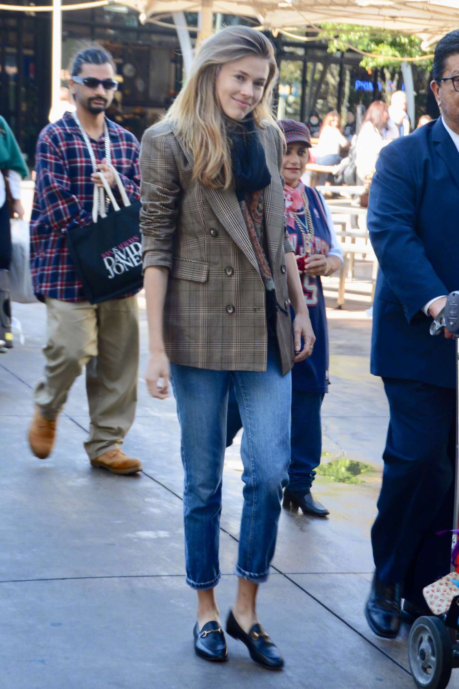 澳大利亚模特 victoria lee 身穿格纹西装下搭牛仔裤抵达悉尼机场被拍