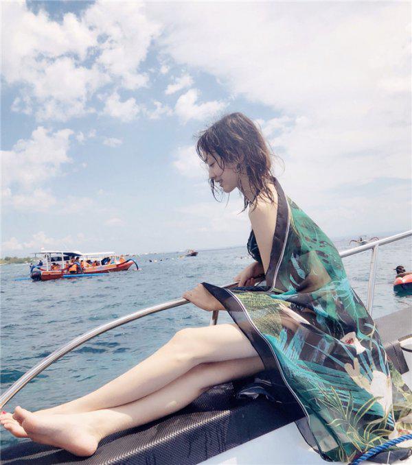 灵儿出游私照,各位王者峡谷召唤师觉得是休假的她好看还是站在kpl解说