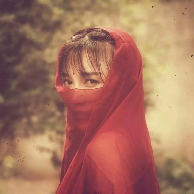 李子柒当众秀菜技,美食大咖瞬间崩塌,网友:被她骗了这么长时间