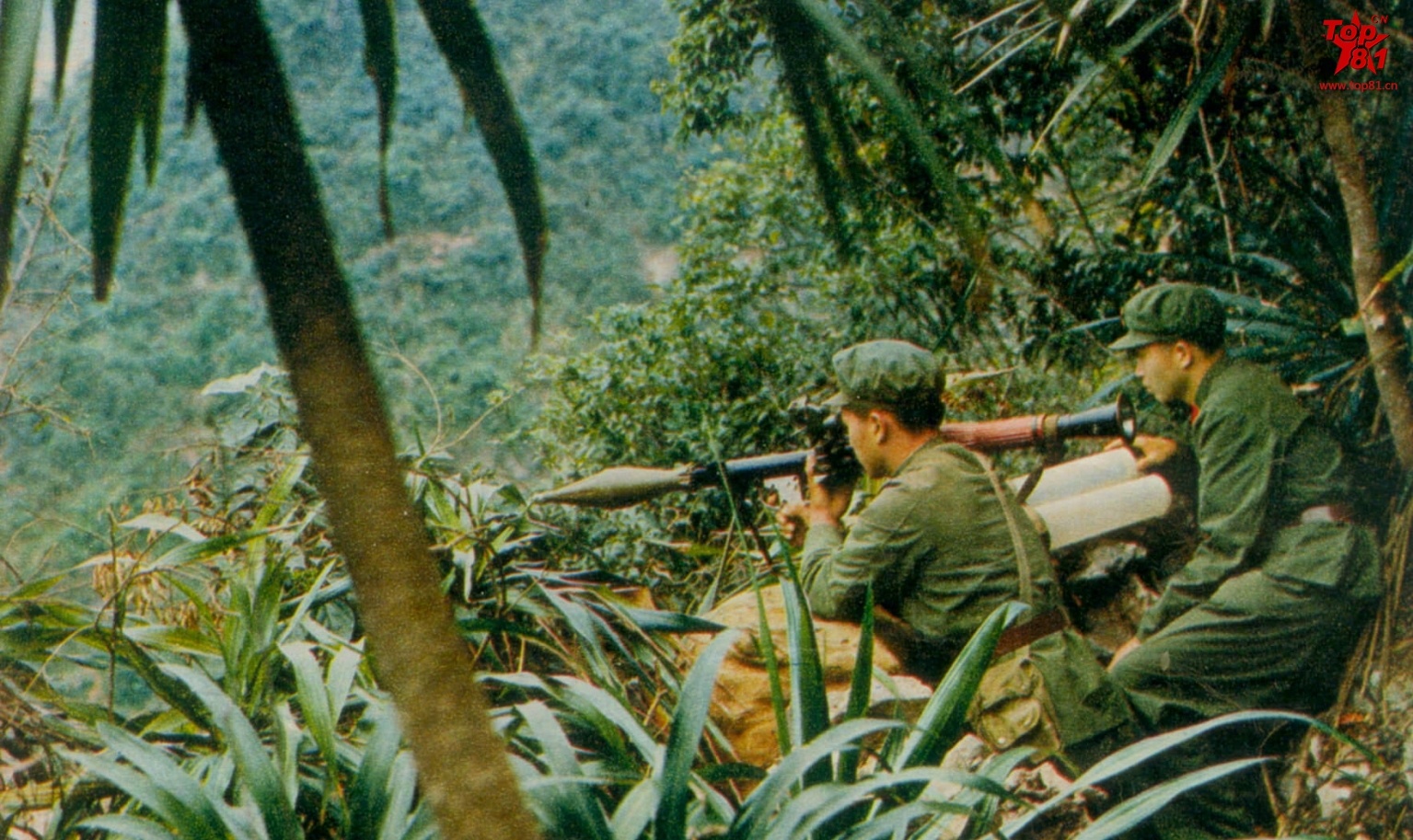 老照片:70年代解放军步兵部队的演习