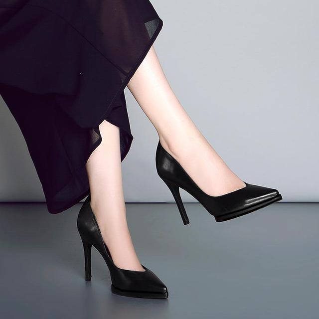 尖头高跟鞋优雅的线条凸显了女性特有的柔美气质
