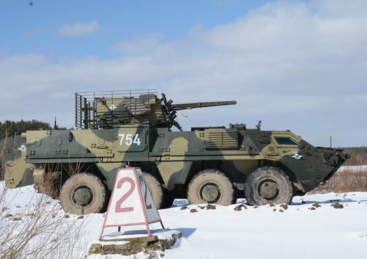 乌克兰军工艰难走出"灾难边缘":btr-4e型装甲车加强乌军力量