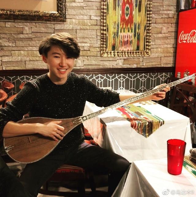 达人秀感动哭伊能静的乌达木高中毕业走红毯越来越帅气了