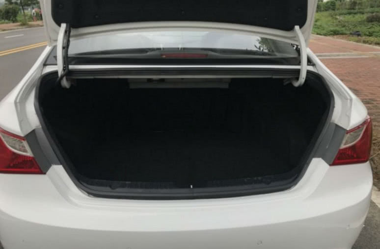 男子花8万6买辆二手索纳塔八,当打开后备箱时,整个不淡定了!