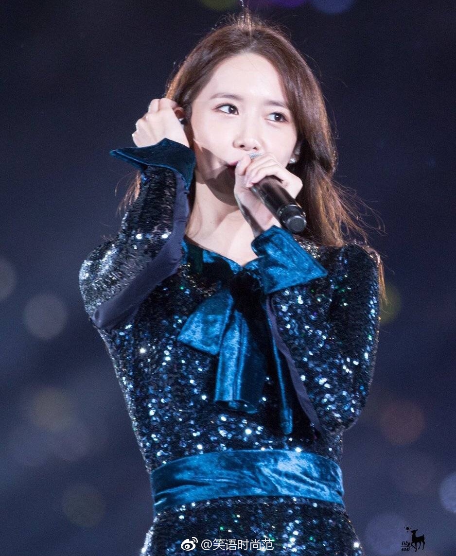 舞台上的林允儿抓拍,俏皮可爱,美的发光.
