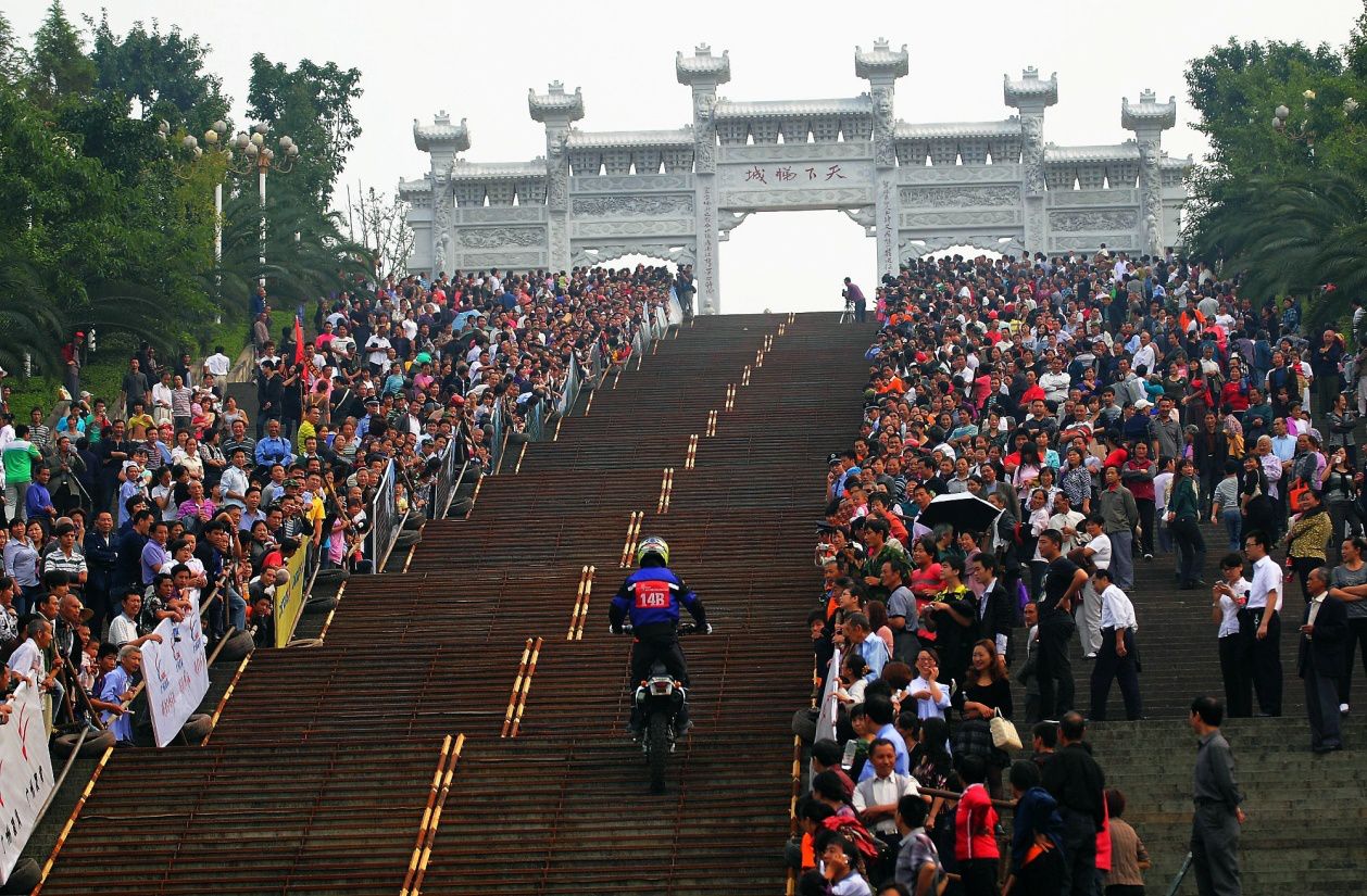 哈弗h9叫嚣路虎揽胜5月19日即将挑战坡度60度云阳登云梯