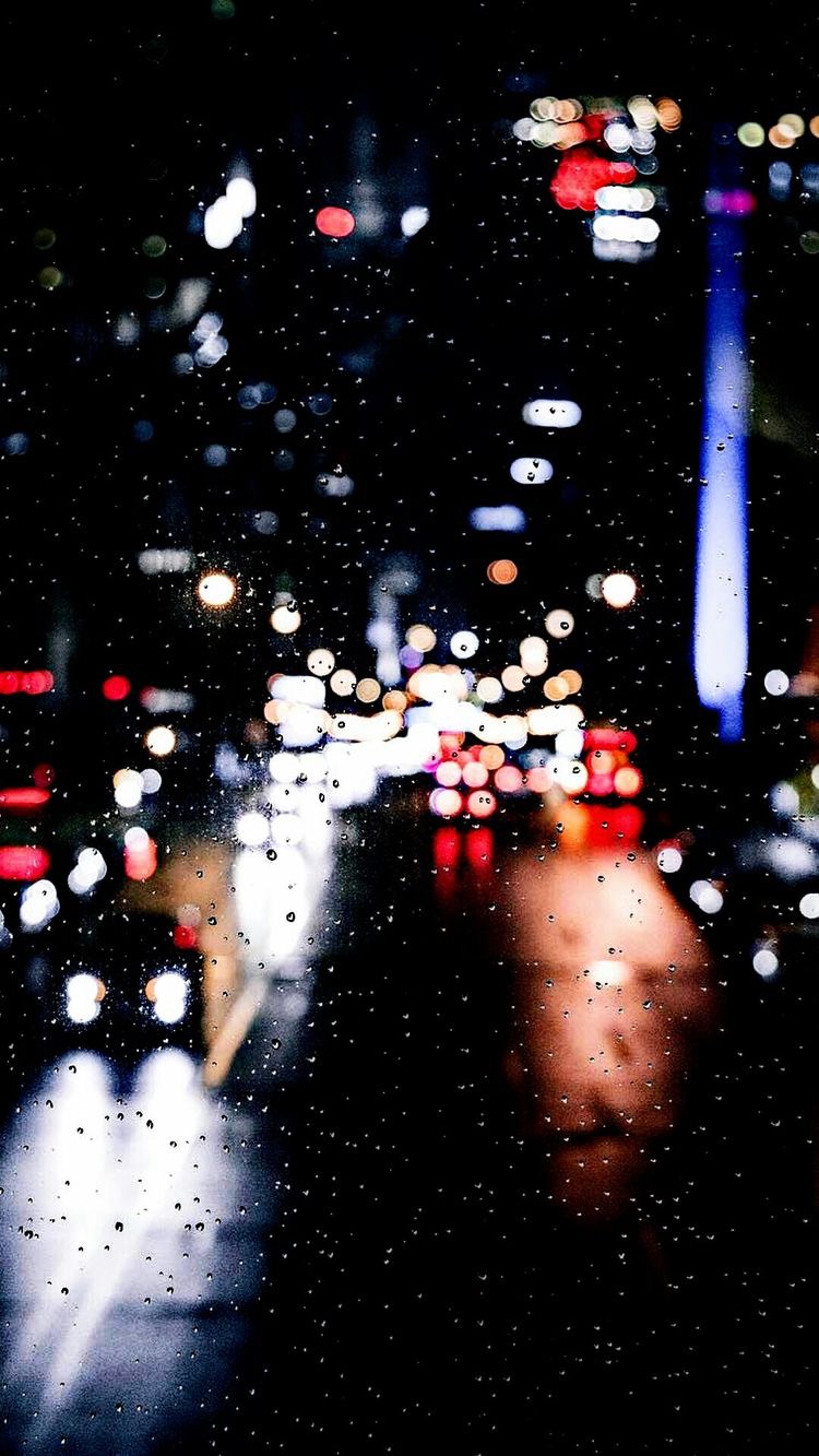 雨后玻璃窗外的夜色格外
