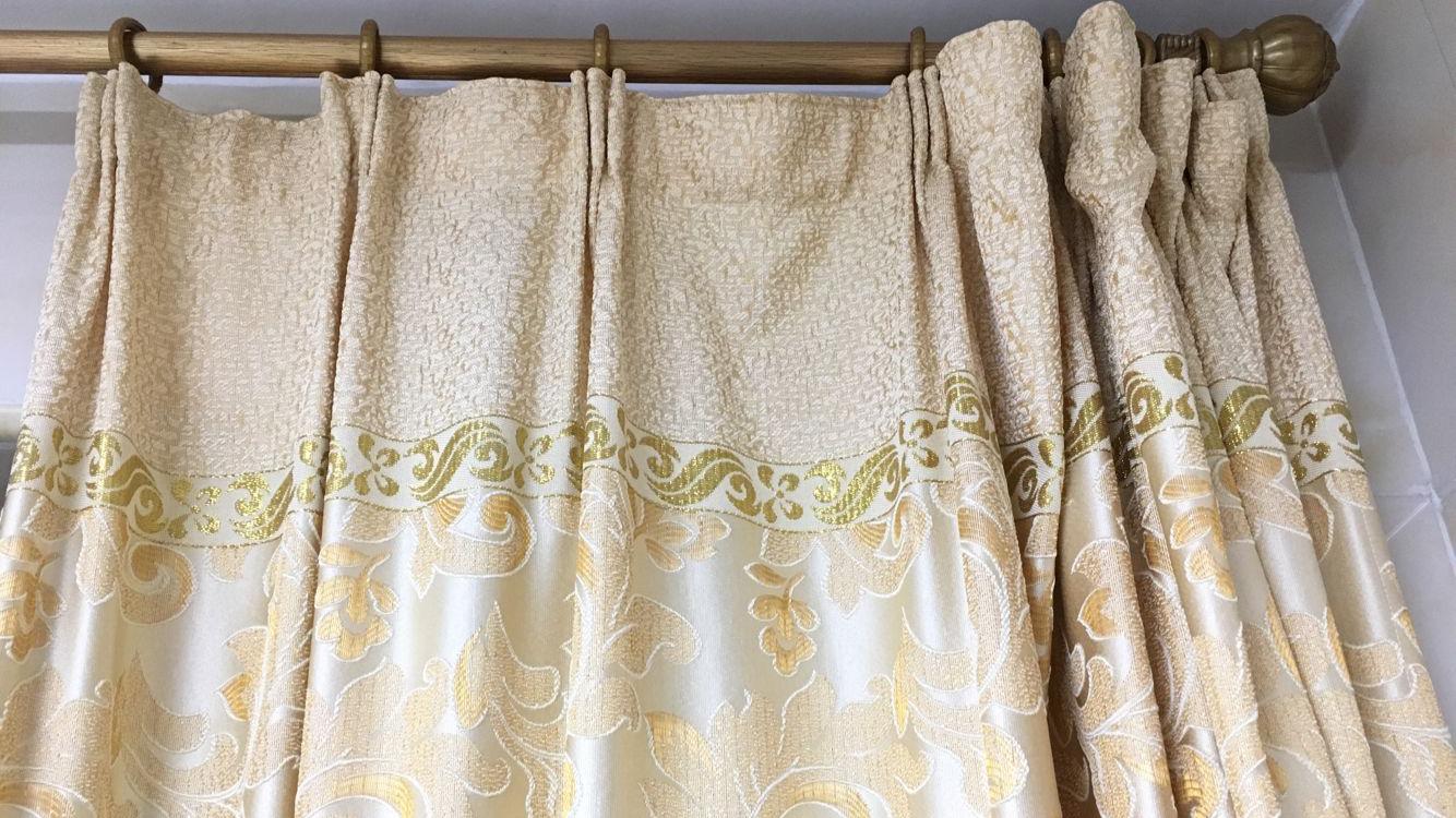 家里的窗帘脏了不好洗?家政阿姨教你一招,不用拆下来也能洗干净