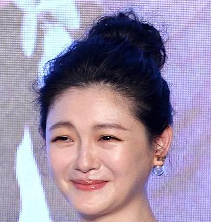 大s近照用网友的话来说就是一细腻的馒头?小s也没好到哪里去!