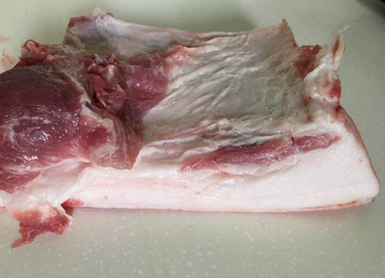 第四步: 在鱼身上摆姜片和肥膘肉,再加上几粒花椒,放入开锅的蒸锅中蒸