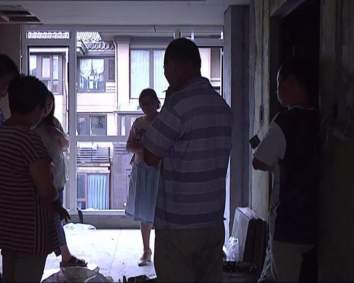 大中午,老夫妇睡不着觉,原来是楼上邻居在"搞事情"?