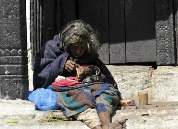 母亲去世,把房子给了乞丐,儿子们想争夺,才发现他不是普通人