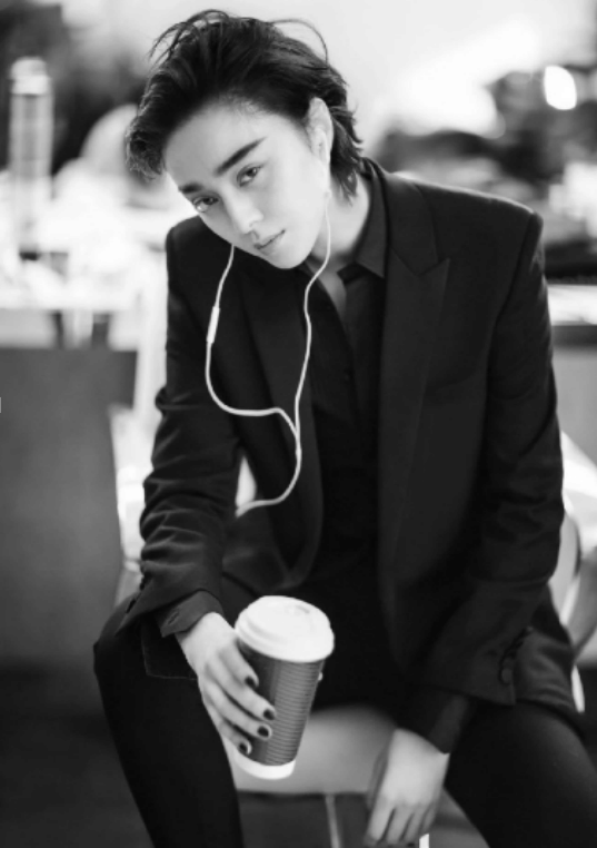 范冰冰短发占领时尚风口, 两个小铁夹可爱抢镜,新一波少女风兴起!